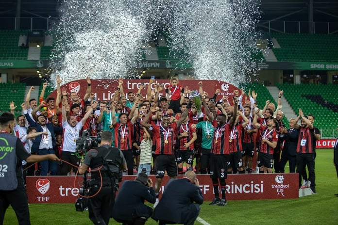 Sakarya'da büyük heyecan: Fatih Karagümrük, geri dönüş yaptığı maçta Bandırmaspor'u mağlup ederek Süper Lig'in son biletini aldı