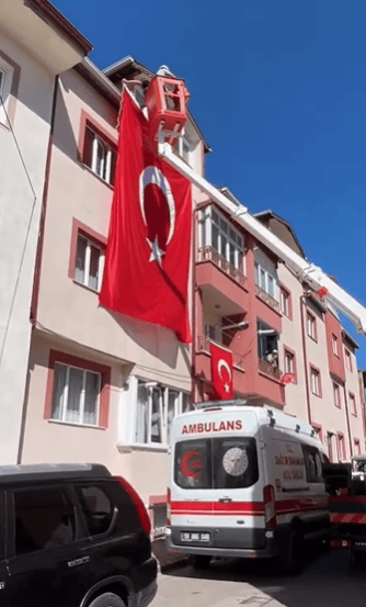 Şehitlerimizin baba evine Türk Bayrağı asıldı