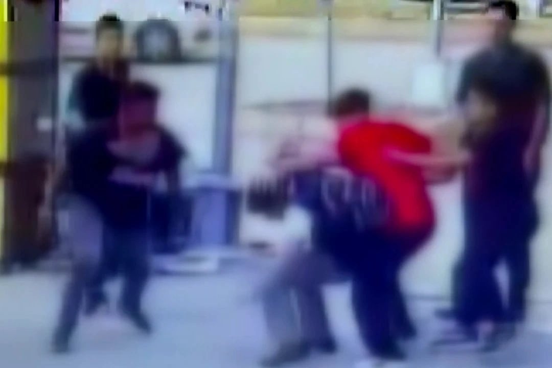 Tartıştıkları çocuğu tekme ve yumruklarla darp ettiler