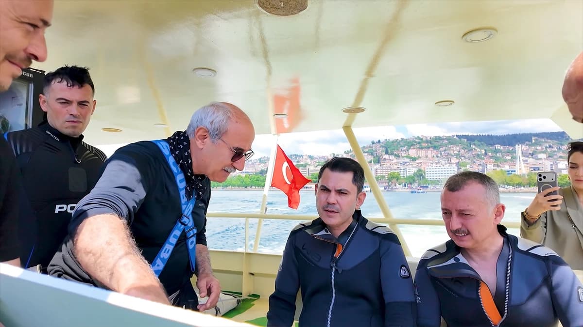 Bakan Murat Kurum İzmit Körfezi'ndeki dip çamuru temizliğini su altı dalışıyla inceledi