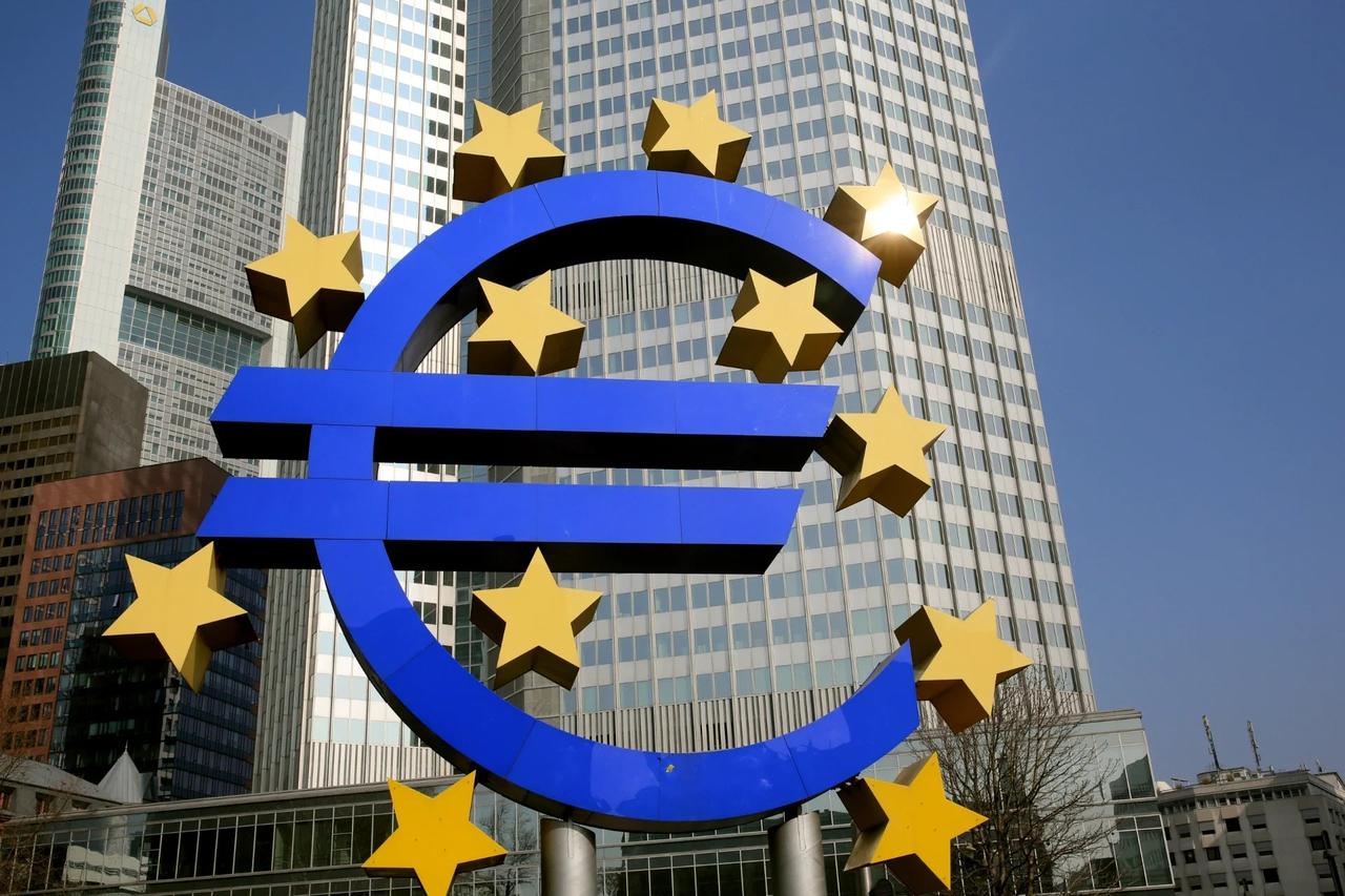 ECB faizlerde frene bastı: Politika faizini sabit tuttu