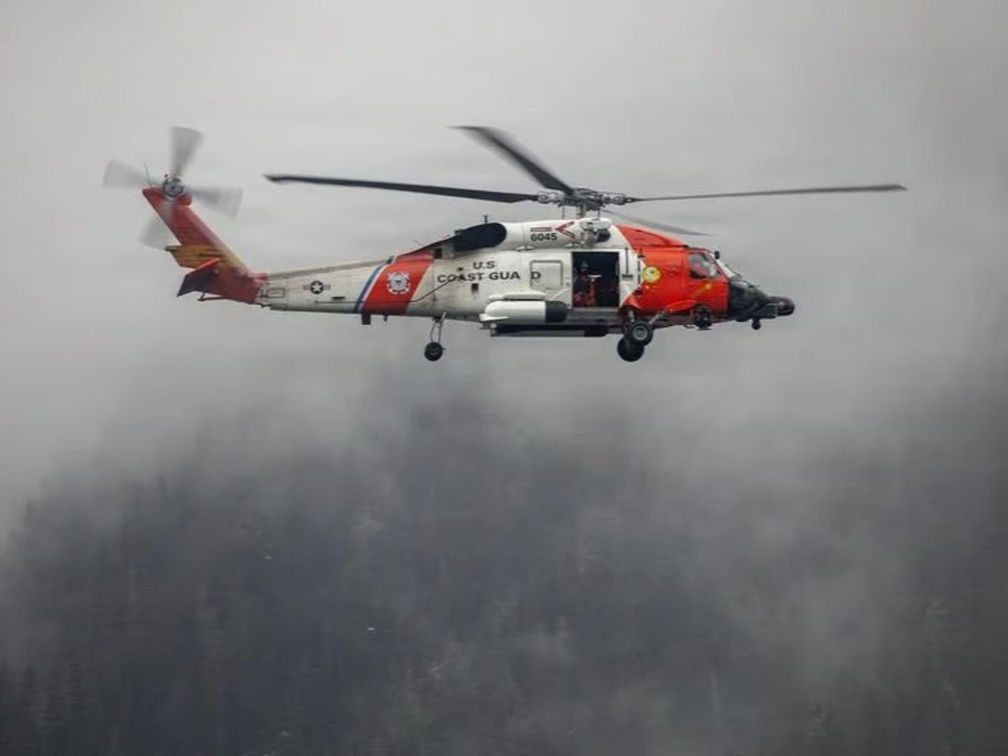 ABD Sahil Güvenliği helikopteri Alaska'da düştü: 4 kişilik mürettebat kurtuldu
