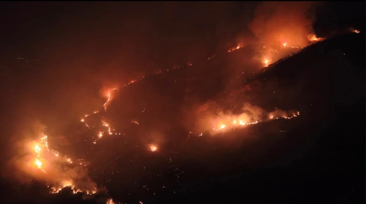 Kaş'ta orman yangını 2. gününde: Sarp arazide havadan ve karadan zorlu mücadele