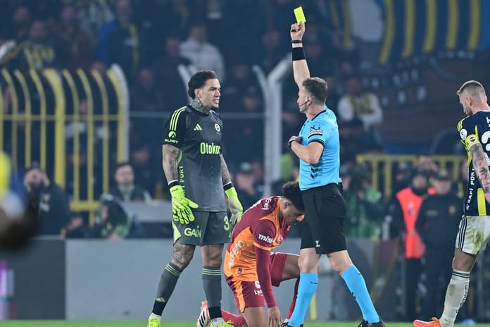 Kartlar havada uçuştu