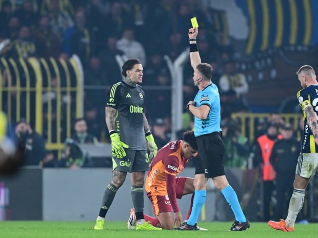 Kartlar havada uçuştu