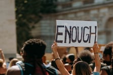 İngiltere'de 13 yaşındaki iki kıza yönelik istismar davasında çete üyeleri suçlu bulundu