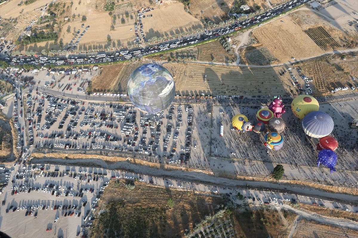 Balon festivali renkli anlara sahne oldu