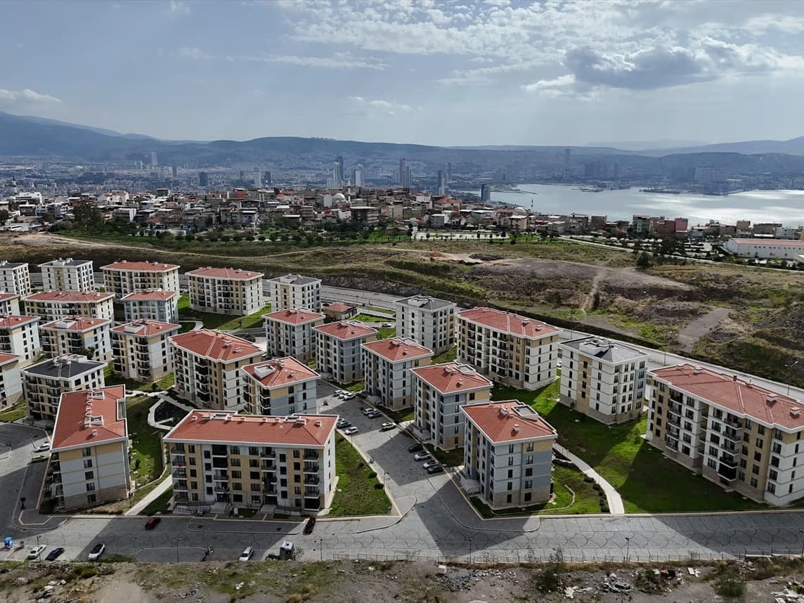 İzmir depremzedelerinin konutları teslim edildi