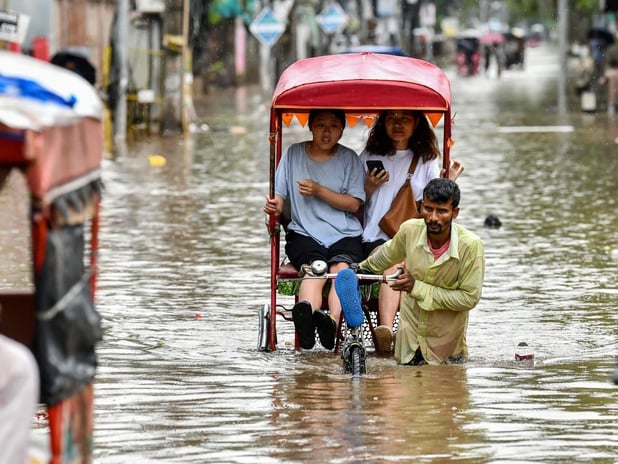 Hindistan'da sel ve toprak kaymaları nedeniyle en az 34 kişi hayatını kaybetti