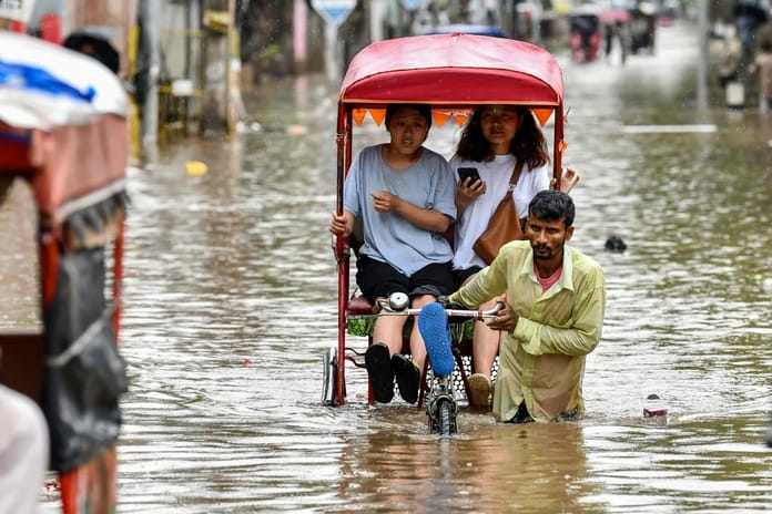 Hindistan'da sel ve toprak kaymaları nedeniyle en az 34 kişi hayatını kaybetti