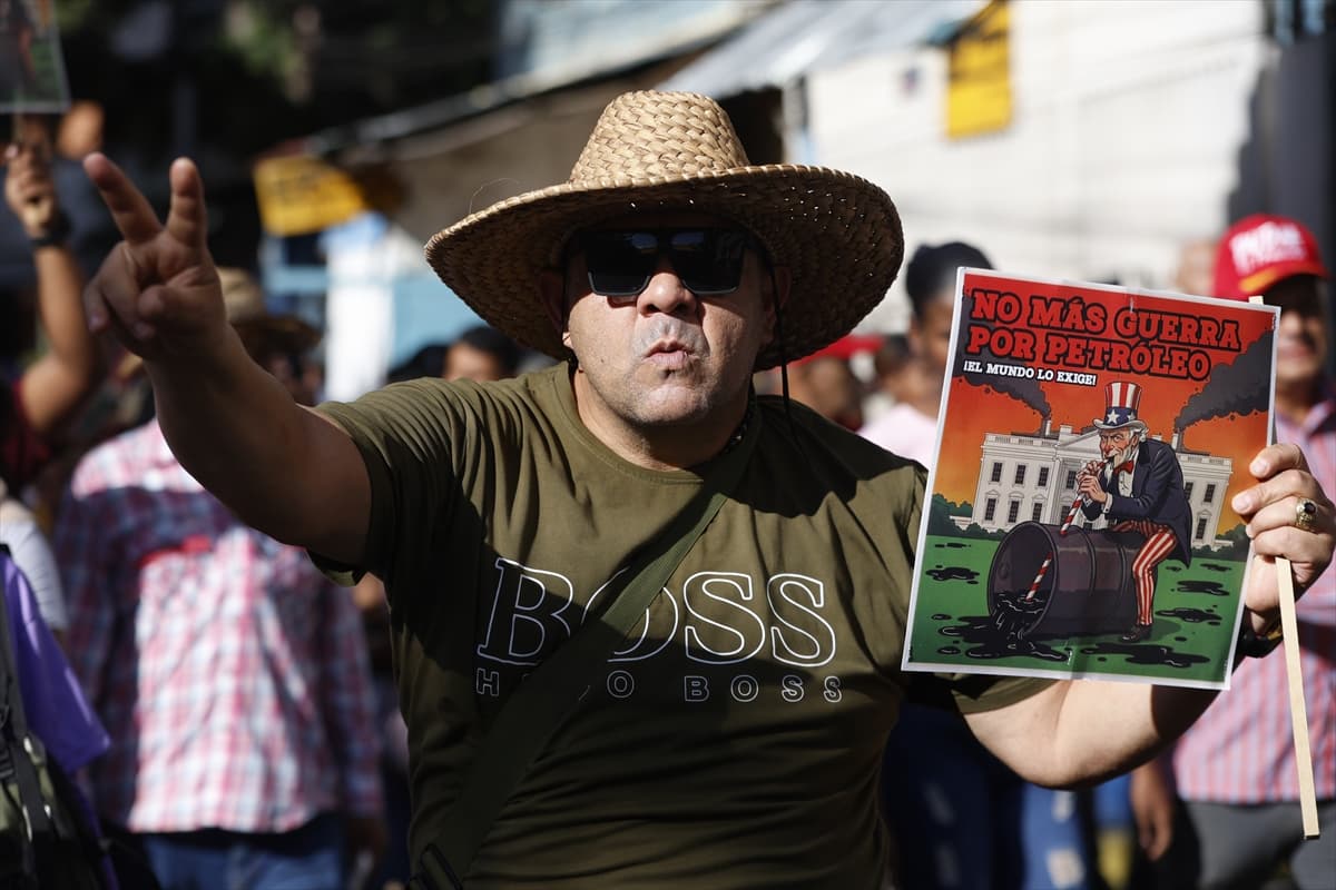 Binlerce Venezuelalı ABD'yi protesto etti