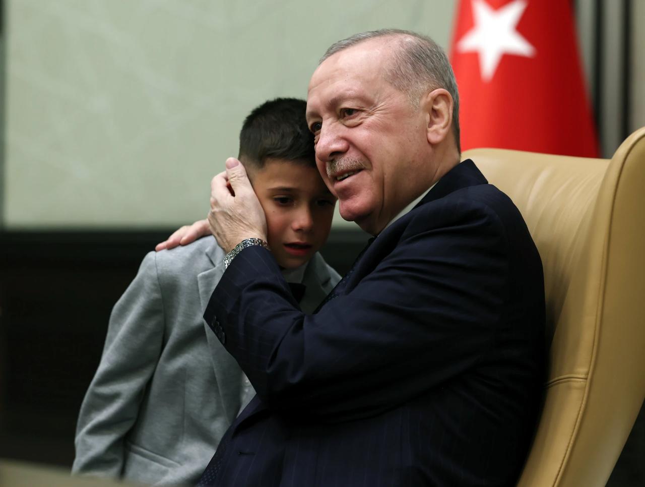 Cumhurbaşkanı Erdoğan 23 Nisan dolayısıyla çocukları makamında ağırladı