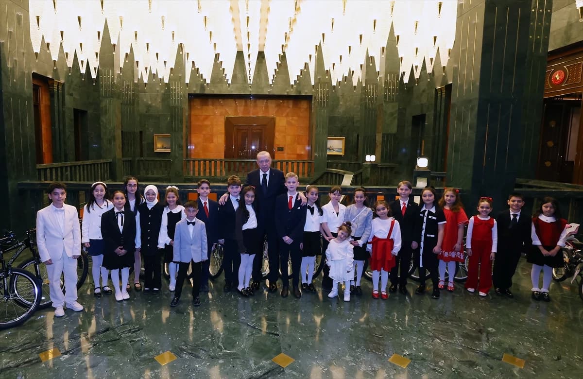 Cumhurbaşkanı Erdoğan 23 Nisan dolayısıyla çocukları makamında ağırladı