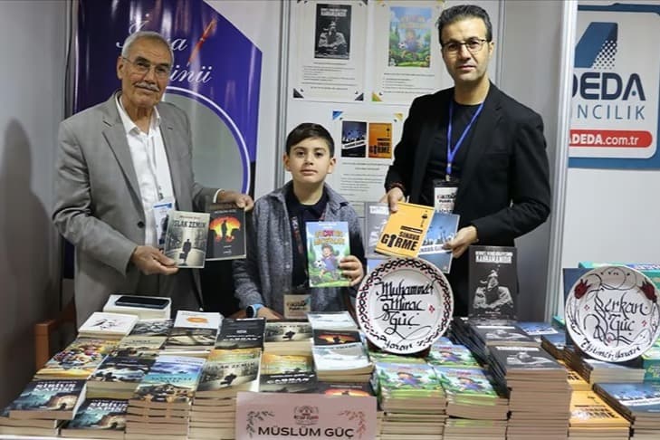 Üç kuşak yazar ailesi fuarda aynı stantta
