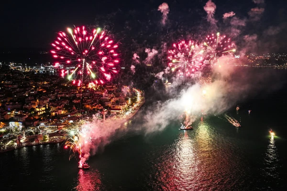 İstanbul'un fethinin 573. yıl dönümü dün gece böyle kutlandı! İşte o görsel şölen...