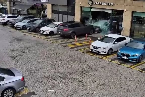 Çekmeköy'de sürücüsünün kontrolünden çıkan cip kafeye girdi