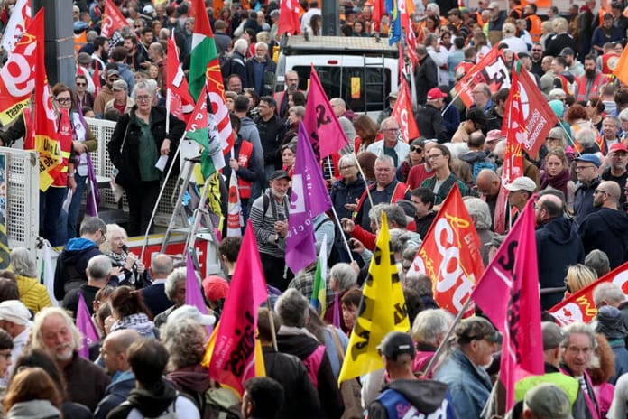 Fransızlar kemer sıkma politikalarına karşı grevde