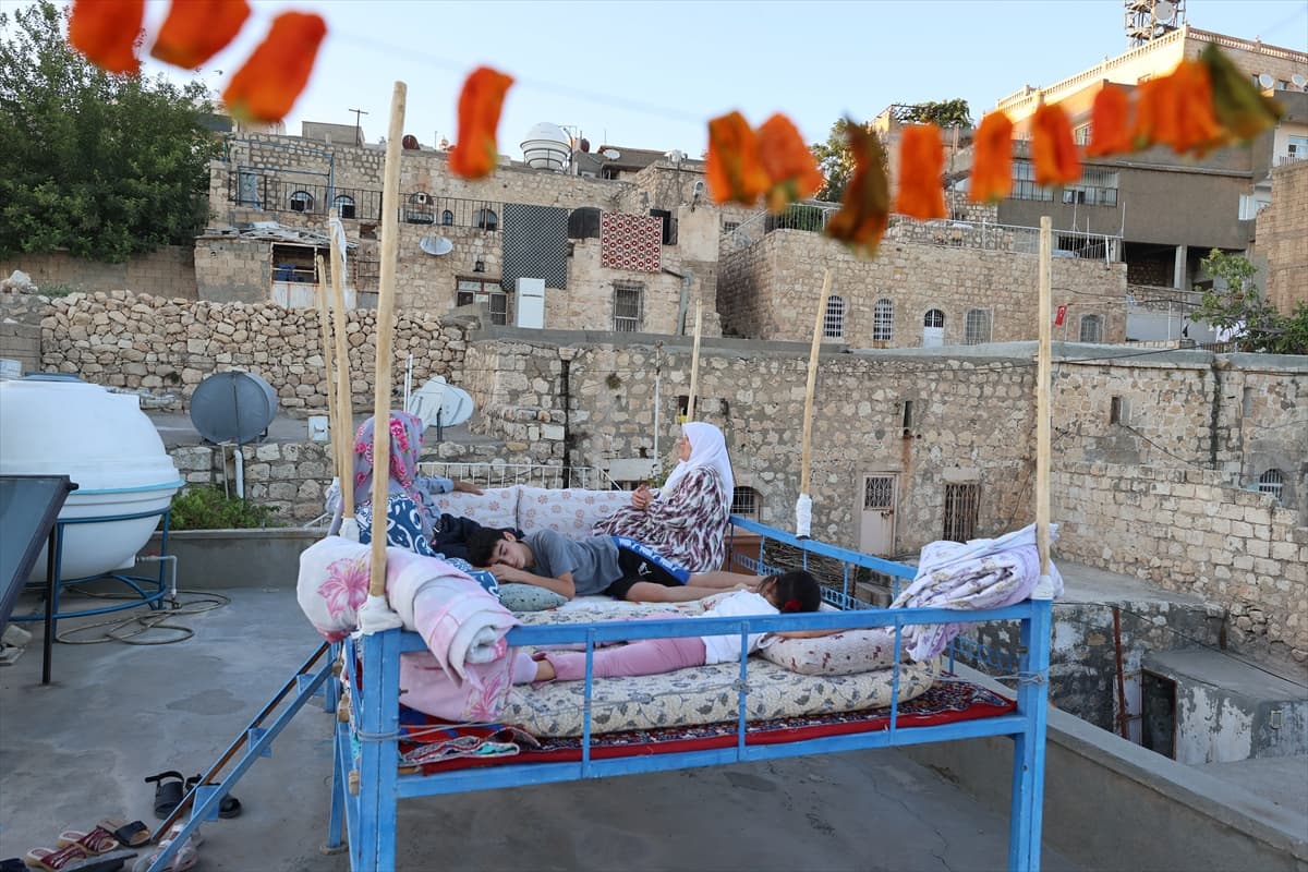 Mardin ve Batman'da sıcaklardan damda uyuyarak korunuyorlar