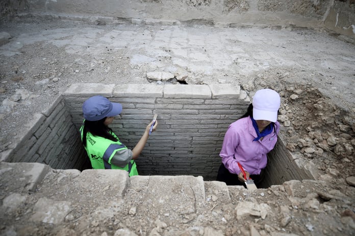 Sillyon Antik Kenti'ndeki kazılarda Roma dönemine ait 4 mezar bulundu