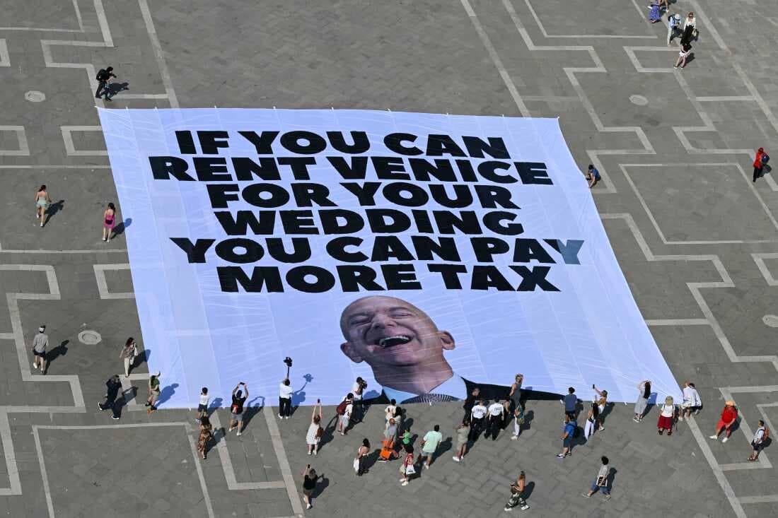 Jeff Bezos'a yönelik protestolar - NPR