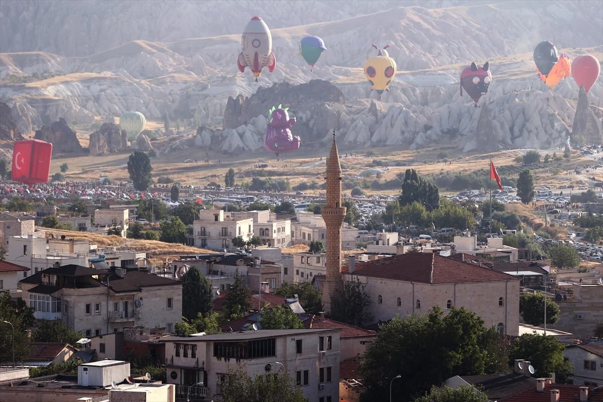 Balon festivali renkli anlara sahne oldu