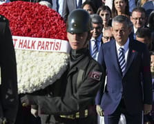 Yargı, yolsuzluk ve istifa kıskacı: CHP bölünüyor mu? 