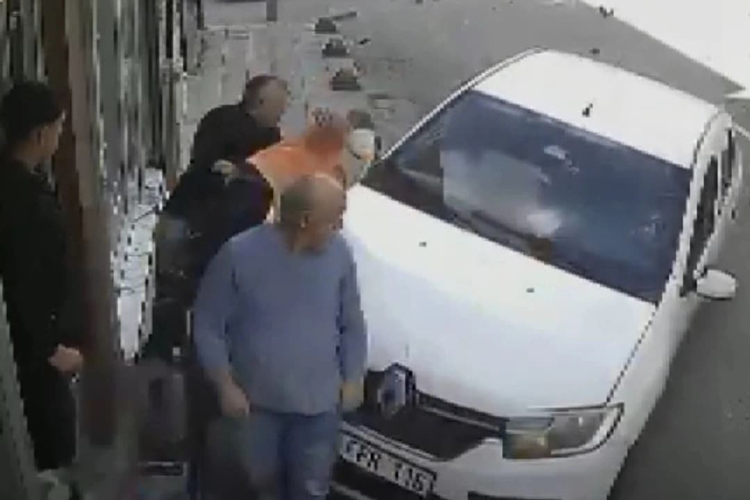 Kontrolden çıkan araç kaldırımdakilere ve berber dükkanına çarptı