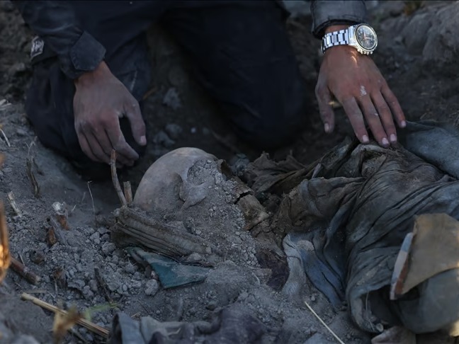 Humus'ta 16 kişinin cesedinin yer aldığı toplu mezar bulundu