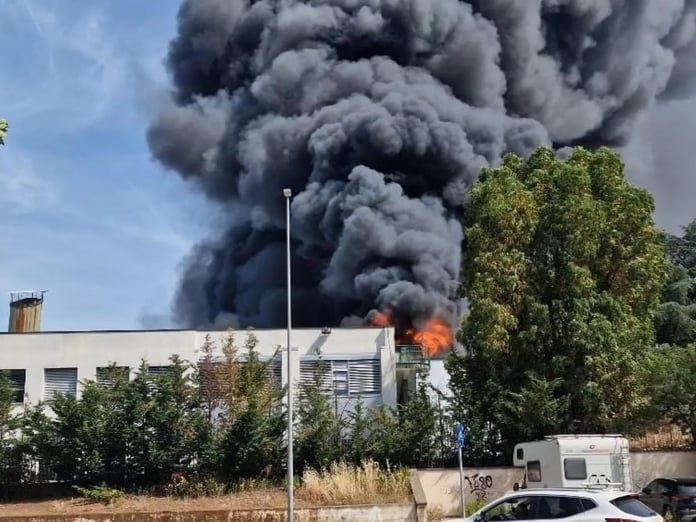 Roma'daki Tuscia Üniversitesi’nde çıkan yangın binanın tamamına yayıldı