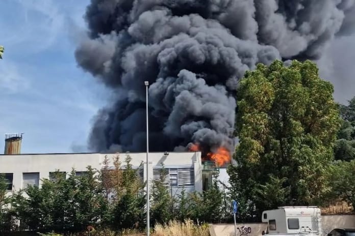 Roma'daki Tuscia Üniversitesi’nde çıkan yangın binanın tamamına yayıldı