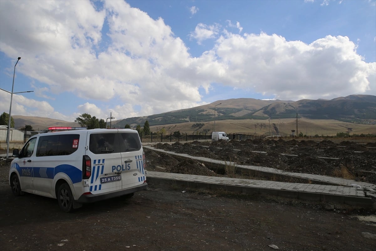 Erzurum'da mezar kazısında patlamamış top mermisine rastlandı