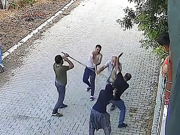 Miras davasında baba dehşeti: Baba oğullarını önce tüfekle vurdu sonra yerde tekmeledi