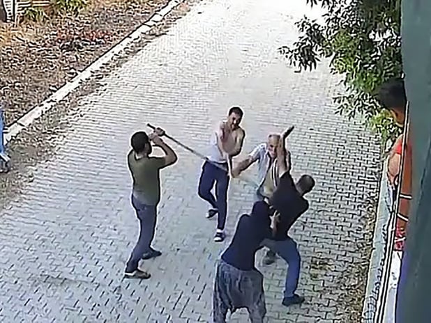 Miras davasında baba dehşeti: Baba oğullarını önce tüfekle vurdu sonra yerde tekmeledi