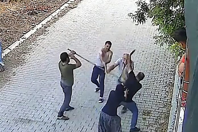 Miras davasında baba dehşeti: Baba oğullarını önce tüfekle vurdu sonra yerde tekmeledi