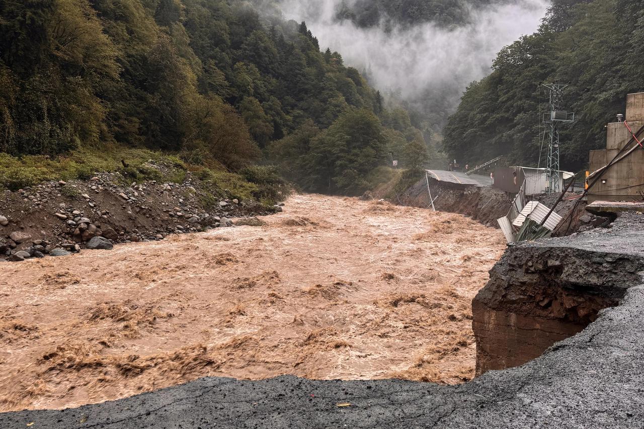 Rize'de sağanak hayatı felç etti 