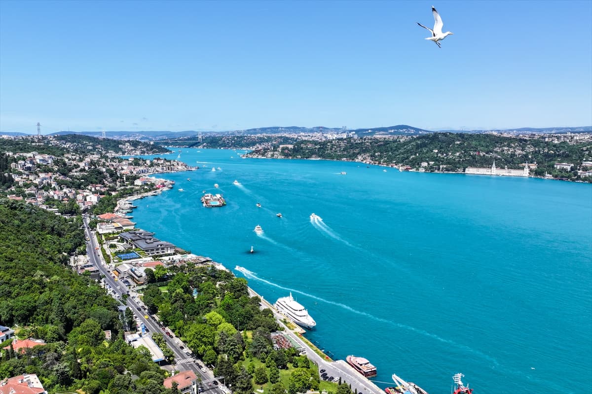 İstanbul Boğazı'nın turkuaz rengi büyüledi