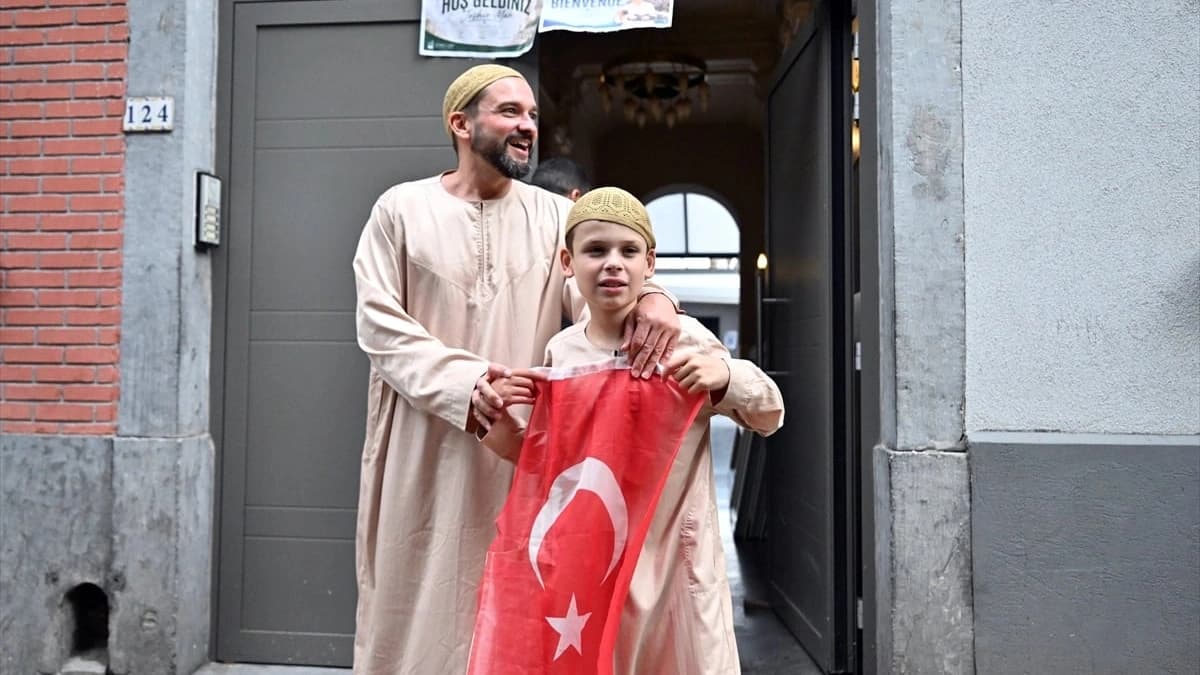 "Nefret etme kek yap" diyen İngiliz çocuk Belçika'daki camilerde kek dağıttı