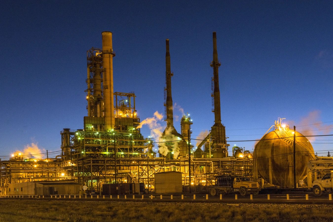 Valero Energy refinery in Port Arthur, Texas, at dusk, Feb. 27, 2014 (file photo) - Carol M. Highsmith/Library of Congress (public domain)