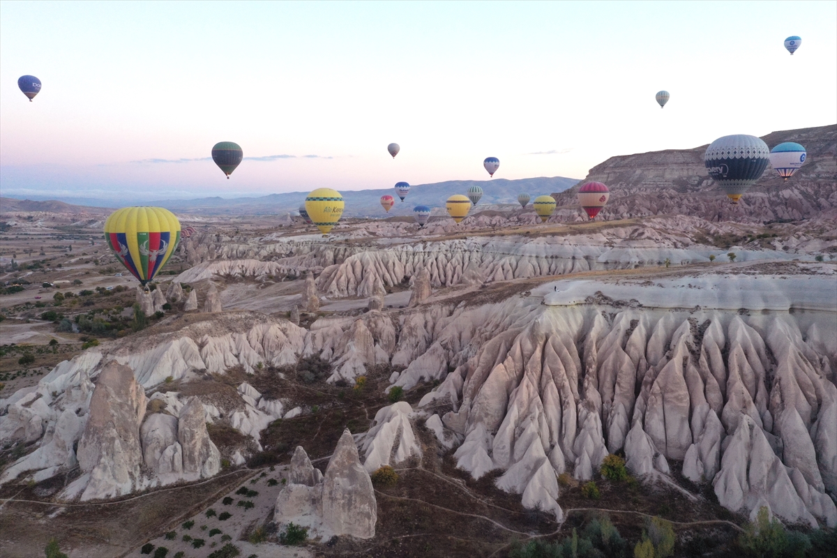 Kapadokya'daki sıcak hava balonları vadilere renk kattı