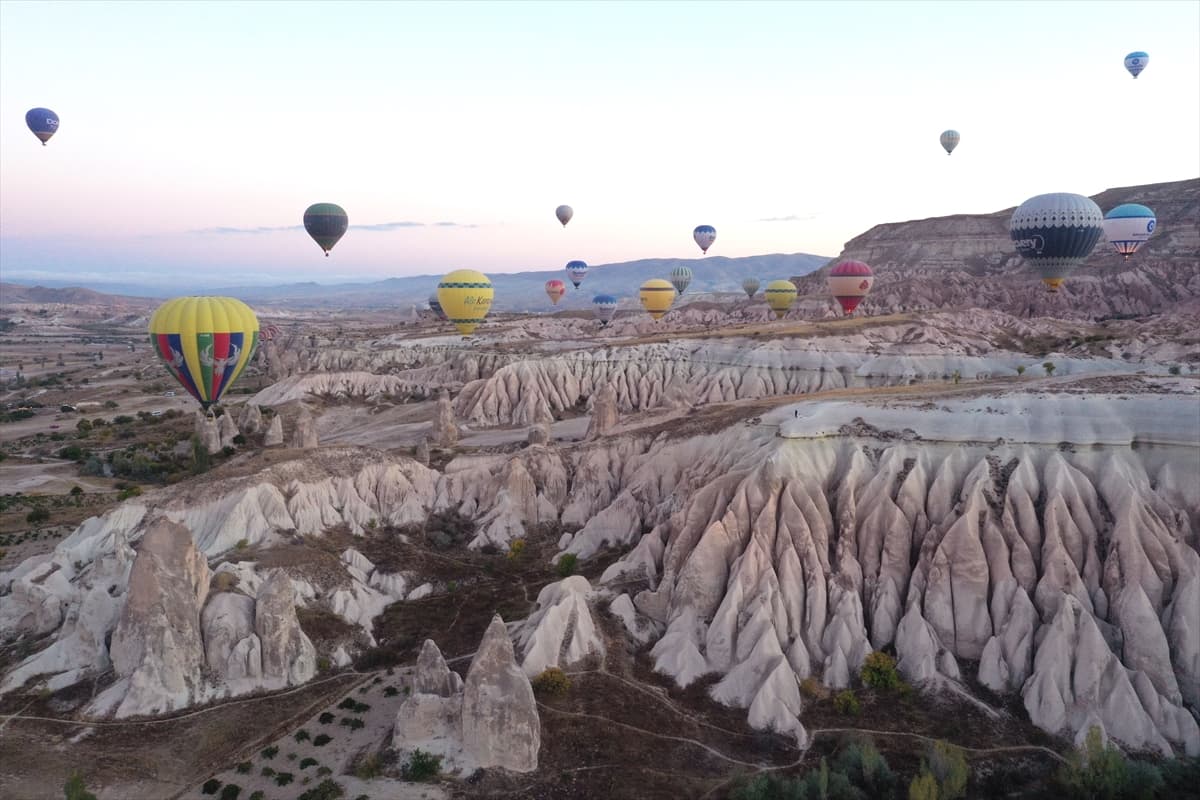 Kapadokya'daki sıcak hava balonları vadilere renk kattı