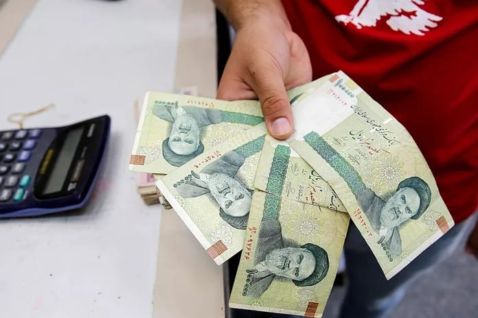 ABD'nin yaptırımları ve ülkedeki protestolar İran riyalini çökertti