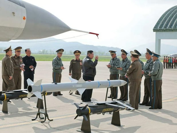 Kuzey Kore yeni hava-hava füzesini tanıttı