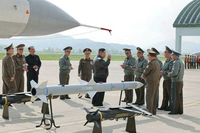 Kuzey Kore yeni hava-hava füzesini tanıttı