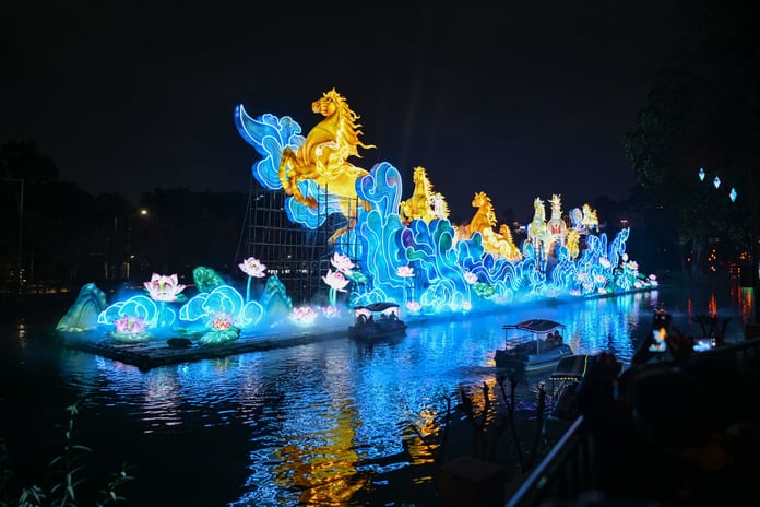 Dev at figürleriyle gösteriler