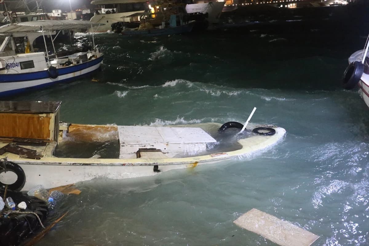 Hatay'da şiddetli fırtına hayatı felç etti