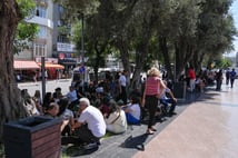 İzmir'de maaşlarını alamayan çalışanlar iş bıraktı