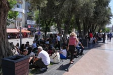 İzmir'de maaşlarını alamayan çalışanlar iş bıraktı