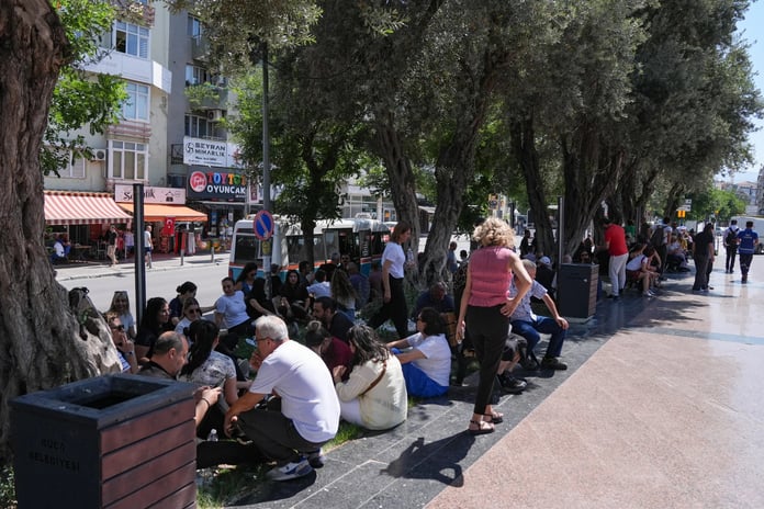 İzmir'de maaşlarını alamayan çalışanlar iş bıraktı