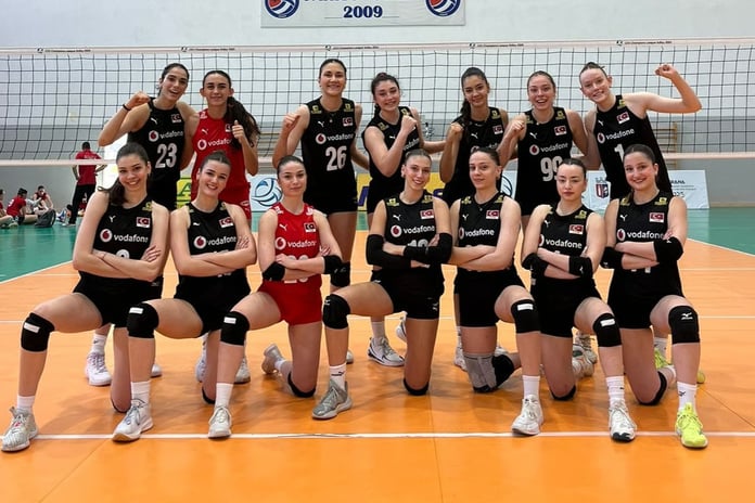 19 Yaş Altı Kadın Voleybol Milli Takımı, Balkan Şampiyonası'nda Kuzey Makedonya'yı mağlup ederek yarı finali garantiledi