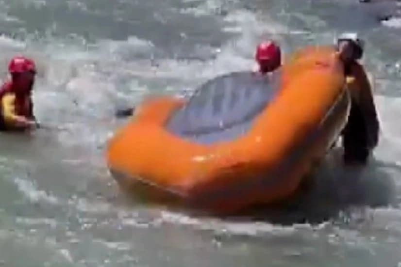 Rafting yarışında kayaya çarpan bot alabora oldu